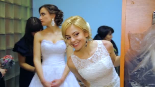 Vinnitsa, Oekraïne - 12 December: Concurrentie "Bruid van het jaar." Voorbereiding van deelnemers aan de prijsvraag. Deelnemers "bruid van het jaar 2014". 12 december 2014 in Vinnitsa, Oekraïne. — Stockvideo