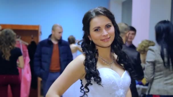 Winniza, Ukraine - 12. Dezember: Wettbewerb "Braut des Jahres". Vorbereitung der Teilnehmer am Wettbewerb. Kandidatin "Braut des Jahres 2014". 12. Dezember 2014 in Winniza, Ukraine. — Stockvideo