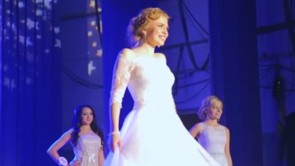 VINNITSA, UCRAINA - 12 DICEMBRE: Concorso "Sposa dell'anno". Mostrando abiti da sposa in palcoscenico.Concorrenti "Sposa dell'anno 2014". dicembre 12, 2014 in Vinnitsa, Ucraina . — Video Stock