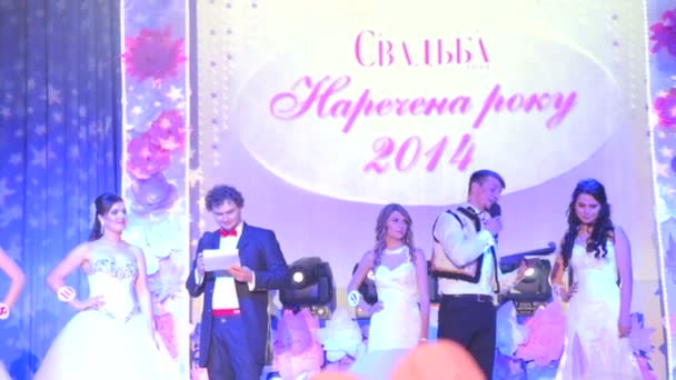Vinnitsa, Ukraina - 12 December: Konkurrens "Brud i år". Visar bröllopsklänningar på scenen. Tävlande "bruden år 2014". 12 december 2014 i Vinnitsa, Ukraine. — Stockvideo