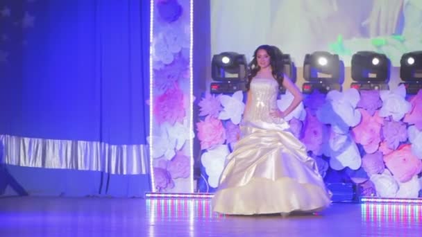 VINNITSA, UKRAINE - DECEMBER 12: Set the video footage.  Showing wedding dresses on stage.Contestants "Bride of the year 2014". December 12, 2014 in Vinnitsa, Ukraine. — Stock Video