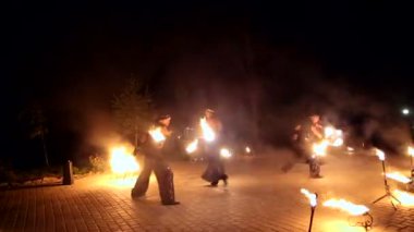 Vinnitsa, Ukrayna - 21 Eylül: Ateş gösterisi şehir günü. Dans grubu performansını. Büyüleyici konser şehir günü. 21 Eylül 2014 Vinnitsa, Ukrayna.