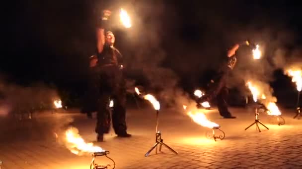 市の日にビニツァ、ウクライナ - 9 月 21 日: 火ショー。ダンス グループのパフォーマンス。市の日に魅惑的なコンサート。2014 年 9 月 21 日ビニツァ, ウクライナ. — ストック動画