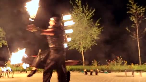 VINNITSA, UCRANIA - 21 DE SEPTIEMBRE: Espectáculo de bomberos el día de la ciudad. Actuación del grupo de baile. Encantador concierto el Día de la Ciudad. 21 de septiembre de 2014 en Vinnitsa, Ucrania . — Vídeos de Stock