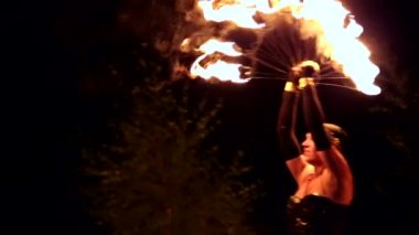 Vinnitsa, Ukrayna - 21 Eylül: Ateş gösterisi şehir günü. Dans grubu performansını. Büyüleyici konser şehir günü. 21 Eylül 2014 Vinnitsa, Ukrayna.