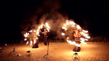 Vinnitsa, Ukrayna - 21 Eylül: Ateş gösterisi şehir günü. Dans grubu performansını. Büyüleyici konser şehir günü. 21 Eylül 2014 Vinnitsa, Ukrayna.