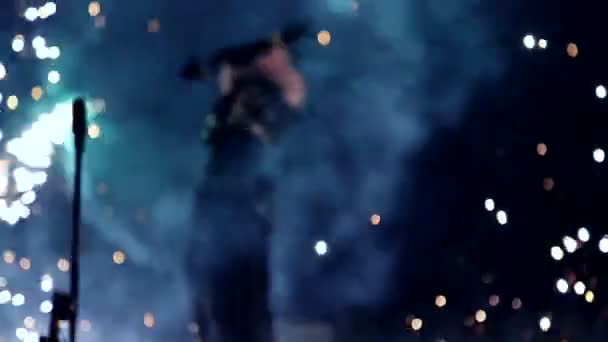 VINNITSA, UCRÂNIA - SETEMBRO 21: Show de incêndio no dia da cidade. Desempenho do grupo de dança. Concerto encantador no City Day. 21 de setembro de 2014 em Vinnitsa, Ucrânia . — Vídeo de Stock