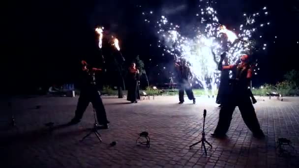 Winnicy, Ukraina - 21 września: Ogień Pokaż na dzień miasta. Funkcjonowania grupy tanecznej. Czarujący koncert na dzień miasta. 21 września 2014 w winnicy, Ukraina. — Wideo stockowe