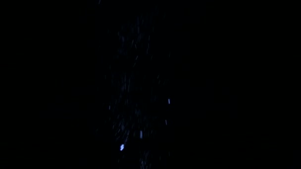 Poussière dans le rayon de lumière. De petites particules dans le faisceau lumineux qui brille. Motes lumineux sur un fond noir. Macro, gros plan .