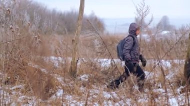 Beyaz çocuk genç Kışın seyahat. Çocuk alanlar arasında bir kış yolda gidiyor. Maksatlı genç zor yoldan üstesinden gelir..