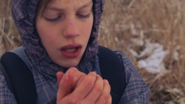 Kaukasischer Teenager wärmt gefrorene Hände. das Kind erfror beim Spazierengehen in der Natur im Winter. Porträt eines Teenagers in Nahaufnahme, der seine Hände wärmt. — Stockvideo