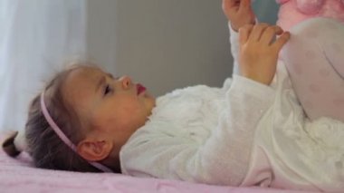 Evde oynamak portre beyaz, küçük kız. Küçük bir kızın yakın çekim portre. Küçük bir kızın duygusal sağlık portresi. Kameraya oynayan yüz yakın çekim çocuk.