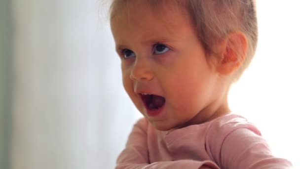 Stående kaukasiska, lilla flicka spelar hemma. Närbild porträtt av en liten flicka. Porträtt av en liten flicka emotionella hälsa. Face närbild barn, leker med kameran. — Stockvideo