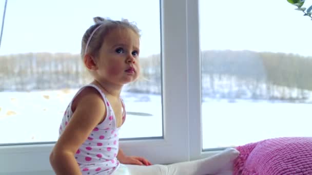 Caucásico, niña jugando en casa. Un niño pequeño jugando con juguetes y libros. Pequeña chica emocional saludable. El concepto de felicidad familiar y alegría . — Vídeo de stock