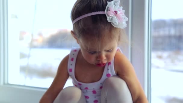 Caucásico, niña jugando en casa. Un niño pequeño jugando con juguetes y libros. Pequeña chica emocional saludable. El concepto de felicidad familiar y alegría . — Vídeo de stock