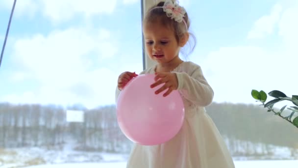 백인, 작은 소녀 집에서 놀고입니다. 작은 아이 장난감 및도 서 놀고. 작은 건강 한 감정적인 여자. 가족 행복, 그리고 기쁨의 개념. — 비디오