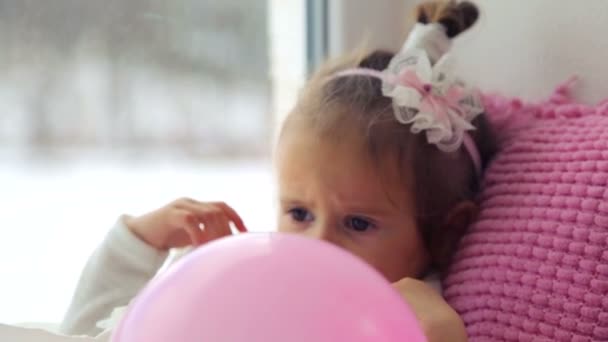 Blanche, petite fille jouant à la maison. Un petit enfant jouant avec des jouets et des livres. Petite fille émotionnelle saine. Le concept de bonheur familial et de joie . — Video