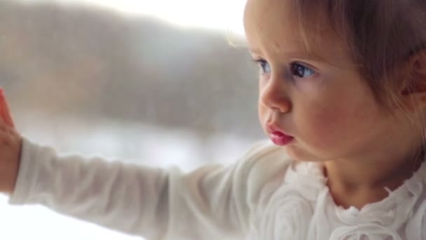 Porträt Kaukasier, kleines Mädchen, das zu Hause spielt. Nahaufnahme Porträt eines kleinen Mädchens. Porträt der emotionalen Gesundheit eines kleinen Mädchens. Kind in Nahaufnahme, das vor der Kamera spielt. — Stockvideo