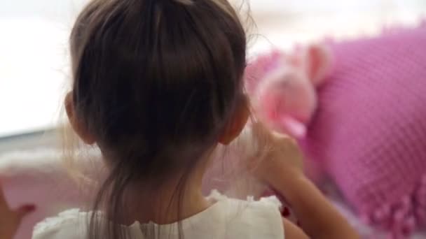 Caucásico, niña jugando en casa. Un niño pequeño jugando con juguetes y libros. Pequeña chica emocional saludable. El concepto de felicidad familiar y alegría . — Vídeos de Stock