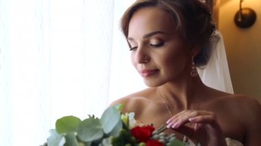 Beyaz gelin düğün buket ile. Güzel gelin portresi bir buket çiçek ile. Güzel genç kız ile bir buket düğün günde.