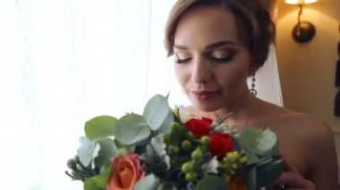 Beyaz gelin düğün buket ile. Güzel gelin portresi bir buket çiçek ile. Güzel genç kız ile bir buket düğün günde.