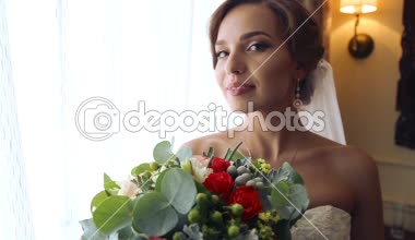 Beyaz gelin düğün buket ile. Güzel gelin portresi bir buket çiçek ile. Güzel genç kız ile bir buket düğün günde.