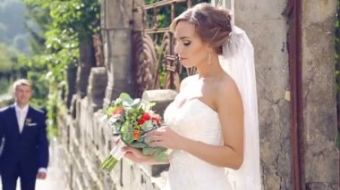 Beyaz gelin ve Damat Düğün gününde. Sadece evli, düğün günü doğa üzerinde yürüme. Sevgili, genç gelin Çift.