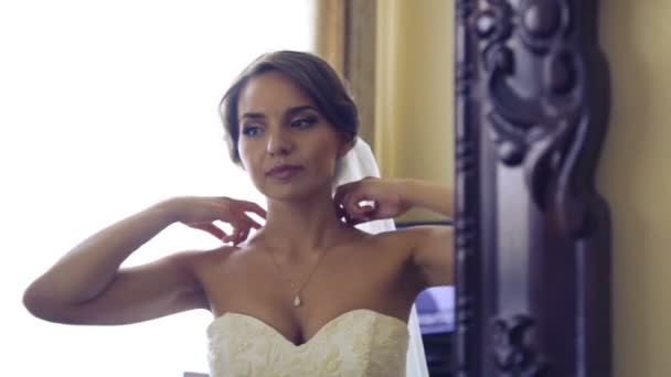 Caucásica, hermosa novia vestida con traje de novia. Retrato de una hermosa novia el día de la boda. Joven chica hermosa en el día de la boda. La preparación de la novia, las decoraciones, la fiesta . — Vídeo de stock