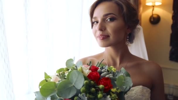 Novia caucásica con ramo de bodas. Retrato de la hermosa novia con un ramo de flores. Hermosa joven en un día de boda con un ramo de flores . — Vídeo de stock