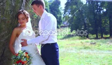 Beyaz gelin ve Damat Düğün gününde. Sadece evli, düğün günü doğa üzerinde yürüme. Sevgili genç gelin çift. Genç çift birbirlerine zevk. Tatil, düğün, mutluluk.