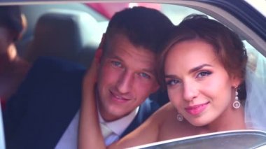 Beyaz gelin ve Damat Düğün gününde. Sadece evli, düğün günü doğa üzerinde yürüme. Sevgili genç gelin çift. Genç çift birbirlerine zevk. Tatil, düğün, mutluluk.