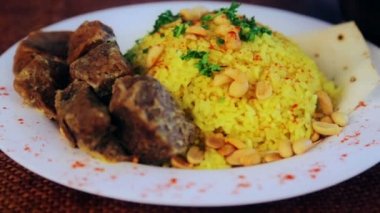 Gıda, et ve fıstık ile pirinç haşlanmış. Arapça pilav et sosu ve fıstık ile. Ulusal Asya ve Arap mutfağı. Tabak pirinç ve et. Pilav, pilav, risotto.