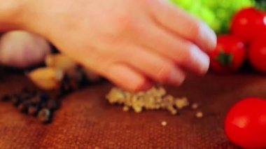 Taze sebze ve baharat bileşimi. Taze sebze ve baharat kapatın. Sebze ve reklam için baharat natürmort. Taze gıda Studio vurdu.