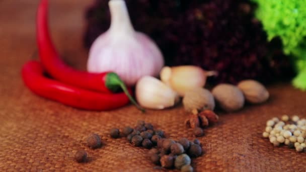 Composición de verduras y especias frescas. Las verduras frescas y las especias se cierran. Bodegón de verduras y especias para publicidad. Comida fresca filmada en estudio . — Vídeo de stock