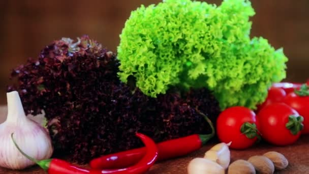 Composition des légumes frais et des épices. Légumes frais et épices ferment. Nature morte de légumes et d'épices pour la publicité. Nourriture fraîche tournée en studio . — Video