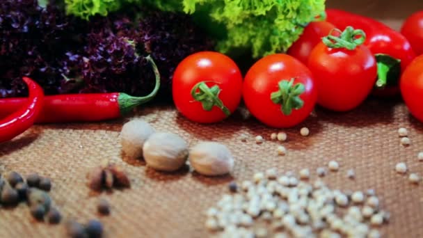 Composición de verduras y especias frescas. Las verduras frescas y las especias se cierran. Bodegón de verduras y especias para publicidad. Comida fresca filmada en estudio . — Vídeo de stock