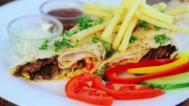 Geleneksel Orta Doğu mutfağı, shawarma ile garnitür. Resmi geleneksel Doğu sıcak sandviç ile garnitür. Doğu mutfağı, shawarma, kebap.