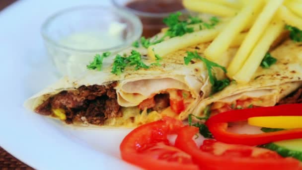 Traditionelles mittelöstliches Essen, Shawarma mit Beilage. Bild von traditionellen östlichen warmen Sandwich mit Garnitur. orientalische Küche, Shawarma, Kebab. — Stockvideo