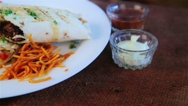 Comida tradicional de Oriente Medio, shawarma con guarnición. Imagen de sándwich tradicional oriental caliente con guarnición. Cocina oriental, shawarma, kebab . — Vídeo de stock