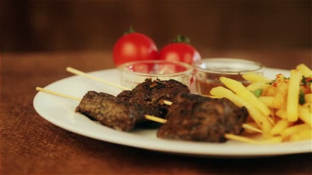 Traditionele Midden-Oosten voedsel, shoarma met garnituur. Foto van traditionele Oost-warm broodje met garnituur. Oosterse keuken, shawarma, Döner kebab. — Stockvideo