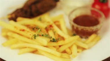 Geleneksel Orta Doğu mutfağı, shawarma ile garnitür. Resmi geleneksel Doğu sıcak sandviç ile garnitür. Doğu mutfağı, shawarma, Hünkar.