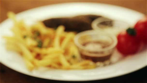 伝統的な中東料理、付け合わせとシャワルマ。飾り伝統的な東部暖かいサンドイッチの写真。オリエンタル料理、shawarma、ドネルケバブ. — ストック動画