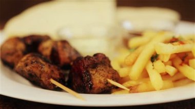Geleneksel Orta Doğu mutfağı, shawarma ile garnitür. Resmi geleneksel Doğu sıcak sandviç ile garnitür. Doğu mutfağı, shawarma, Hünkar.
