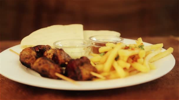 Traditionele Midden-Oosten voedsel, shoarma met garnituur. Foto van traditionele Oost-warm broodje met garnituur. Oosterse keuken, shawarma, Döner kebab. — Stockvideo