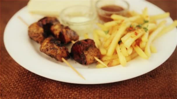 Tradiční Středního východu potraviny, shawarma s oblohou. Obrázek o tradiční východní teplý sendvič s oblohou. Orientální kuchyně, shawarma, kebabu. — Stock video