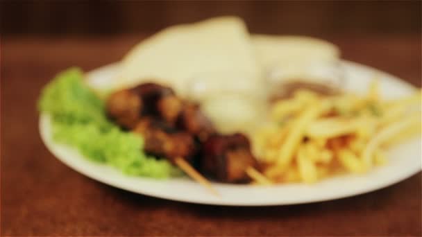 Comida tradicional de Oriente Medio, shawarma con guarnición. Imagen de sándwich tradicional oriental caliente con guarnición. Cocina oriental, shawarma, doner kebab . — Vídeo de stock