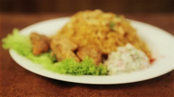 Comida, arroz cozido com carne e amendoim. Pilaf árabe com molho de carne e amendoim. Cozinha nacional asiática e árabe. Prato de arroz e carne. Pilau, arroz, risoto . — Vídeo de Stock