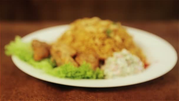 Comida, arroz cozido com carne e amendoim. Pilaf árabe com molho de carne e amendoim. Cozinha nacional asiática e árabe. Prato de arroz e carne. Pilau, arroz, risoto . — Vídeo de Stock