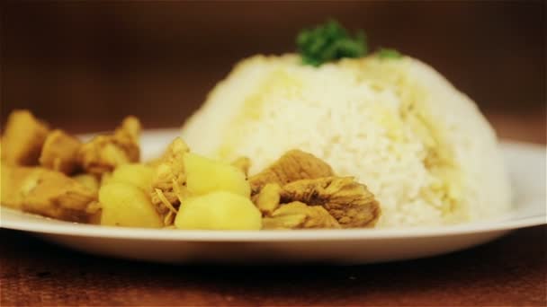 Comida, arroz cozido com carne e amendoim. Pilaf árabe com molho de carne e amendoim. Cozinha nacional asiática e árabe. Prato de arroz e carne. Pilau, arroz, risoto . — Vídeo de Stock