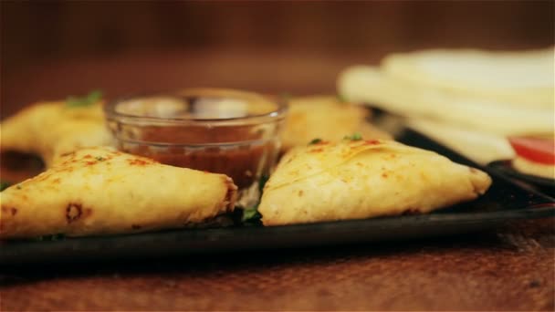 A comida tradicional do Médio Oriente Hummus. Cozinha árabe tradicional. O segundo prato principal, um prato lateral . — Vídeo de Stock